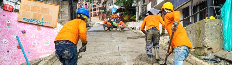Con nuevas vías en concreto mejora la movilidad en sitios de alta pendiente en Medellín